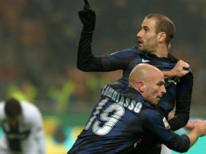 كامبياسو (وسط) يهنىء بالاسيو بهدفه في مرمى فيرونا