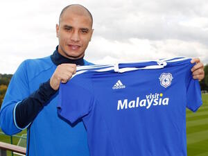 الشماخ يعرض قميص كارديف سيتي