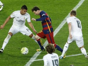 ليونيل ميسي يحاول تجاوز كاسيميرو