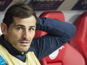 كاسياس على دكة البدلاء خلال لقاء بورتو ولايبتزيغ ضمن دوري أبطال أوروبا