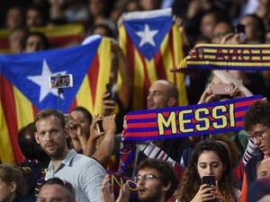 جماهير فريق برشلونة ترفع أعلام كتالونيا