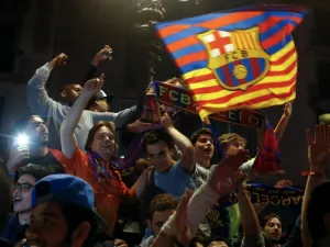 مشجعو برشلونة يرفعون علم يحتوي شعار البارسا وألوان إقليم كتالونيا