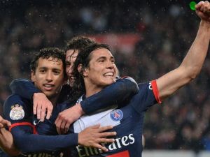 لاعبو الباريسي يحتفلون بهدفٍ لكافاني