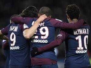 الثلاثي الهجومي نيمار ومبابي وكافاني يحتفلون خلال المباراة