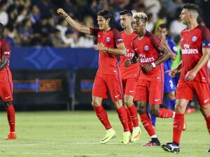 كافاني يحتفل رفقة زملائه بهدفه