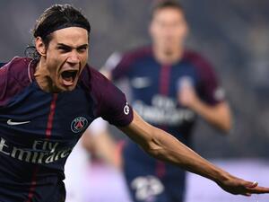 كافاني يحتفل بأحد أهدافه