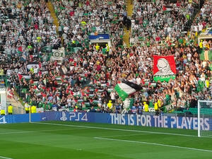 مشجعو سيلتك يرفعون الأعلام الفلسطينية قبل انطلاق المباراة