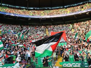 أعلام فلسطين خلال لقاء الذهاب