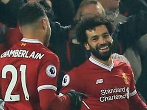 صلاح (يمين) يتلقى التهنئة بهدفه من زميله تشايمبرلين