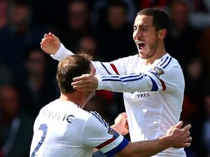 هازارد (يمين) يقود البلوز للفوز