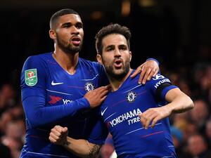 فابريغاس (يمين) يحتفل بهدفه