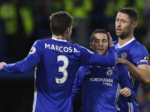 لاعبو تشلسي يحتفلون بهدف هازارد (وسط)