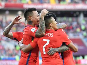 لاعبو تشيلي يحتفلون بهدف التعادل