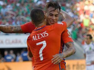 فارغاس وأليكسيس سانشيز يحتفلان بأحد الأهداف