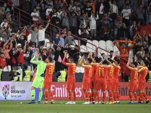 لاعبو الصين يحييون الجماهير بعد الفوز الكبير