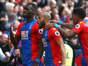 بينتيكي (يسار) يحتفل بهدفه