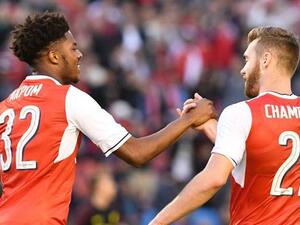 آكبوم (يسار) يحتفل بهدفه رفقة كالوم تشايمبرز