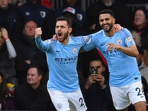 محرز (يمين) يحتفل بهدفه مع بيرناردو سيلفا