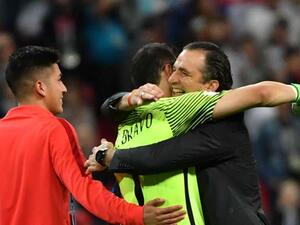 برافو يحتفل بالفوز رفقة المدرب خوان أنتونيو بيتزي