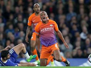 تدخل كوشتا (يسار) العنيف على كومباني