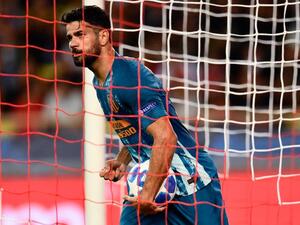 كوشتا يحتفل بهدفه