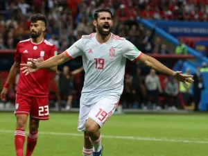 كوشتا يحتفل بهدفه المحظوظ