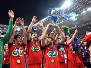 لاعبو باريس سان جيرمان يرفعون كأس البطولة
