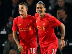 البرازيلي فيليب كوتينيو (يسار) يحتفل رفقة مواطنه روبرتو فيرمينو بهدفه