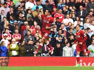 كوتينيو يحتفل بهدفه