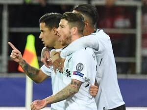 كوتينيو (يسار) يتلقى التهنئة بهدفه