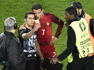 مشجع يلتقط سيلفي مع النجم البرتغالي كريستيانو رونالدو