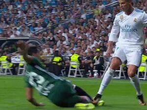 رونالدو يدهس قدم ميندي