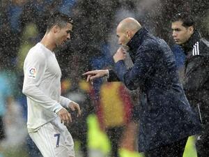 زيدان (يمين) في حوار مع رونالدو خلال المباراة أمام خيخون