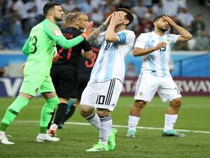 ميسي يواجه خطر الخروج المبكر من المونديال