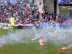 جانب من الألعاب النارية التي غمرت أرضية ملعب سانت إيتيان