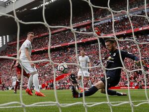 دافيد دي خيا حارس مرمى يونايتد يتصدى لتسديدة خطيرة على المرمى