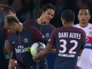 لقطة توضح كيفية إعطاء ألفيش (يمين) الكرة لنيمار أمام ناظري كافاني لتنفيذ ركلة حرة قبل أن يتكرر الأمر بين نيمار وكافاني قبيل تنفيذ ركلة جزاء أمام ليون