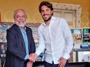 فيردي يصافح أوريليو دي لاورينتيس رئيس نادي نابولي