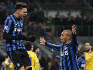 ميراندا (يمين) ودي أمبروزيو يحتفلان بالهدف الأول