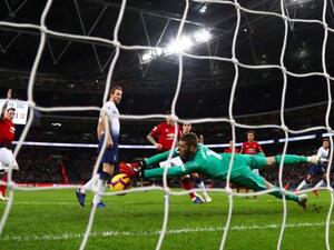 دي خيا يتصدى لفرصة خلال المباراة