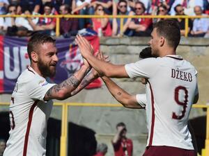 دي روسي (يسار) يهنىء دجيكو بهدفه