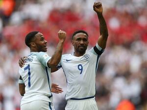 ديفو (يمين) يحتفل بهدفه رفقة رحيم ستيرلينغ