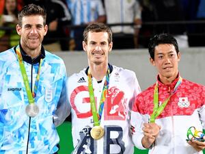 الثلاثي موراي (وسط) ودل بوترو (يسار) ونيشيكوري