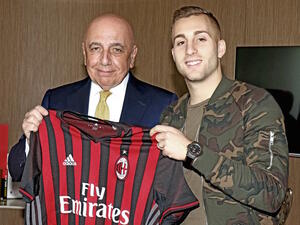 ديولوفيو يرفع قميص فريقه الجديد