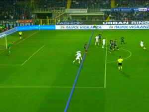 التمريرة التي قادت لتسجيل هدف التعادل لميلان والتي يبدو فيها ديولوفيو (يسار) وهو يعود من موقف متسلل