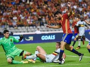 كوشتا (يمين) يساهم في قيادة منتخب إسبانيا للفوز