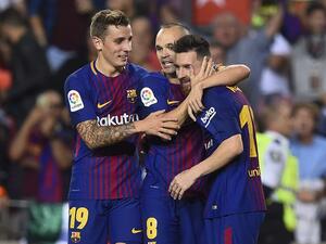 ليونيل ميسي (يمين) ولوكاس دينيي (يسار) يهنئان إنييستا بهدفه