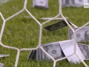 الأموال المزيفة التي جرى إلقاؤها على دوناروما خلال مباراة إيطاليا والدنمارك