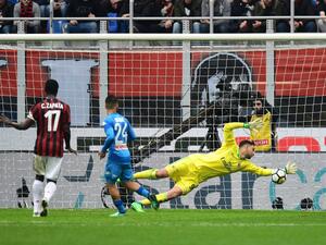 جيانلويجي دوناروما حارس ميلان يتصدى لأحد هجمات نابولي