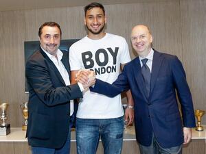 دوناروما (وسط) بعد توقيعه على العقد الجديد